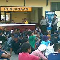 Tuntut 4 Rekannya Dibebaskan, Warga Stren Kali Ngelurug Mapolres