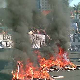 Pendemo Bakar Keranda