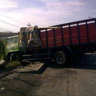 Sopir Ngantuk, Truk Nyungsep