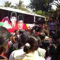 Demi Bersalaman, Ibu-ibu Panas-panasan Tunggu Mega Makan Ayam Goreng