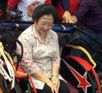 Megawati Naik Becak