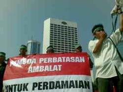 Belasan Pemuda Ambalat  Demo Tolak Perang