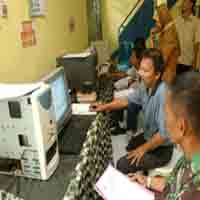 Permudah Akses PSB, Warga Marmoyo Buka Warnet