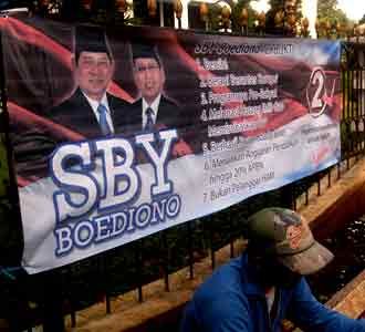 Spanduk SBY-Boediono di Gedung Sate