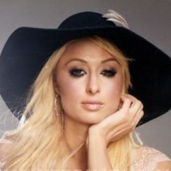 Jadi Putri Duyung, Paris Hilton Topless