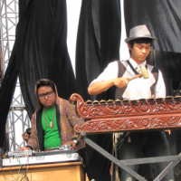 Gado-Gado Musik Ala Disco Ethnic Percussion