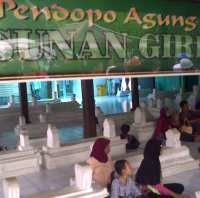 Prabowo Ziarah ke Makam Sunan Giri