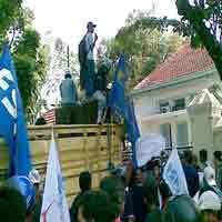 Perusahaan Pailit, Ratusan Buruh Pengolahan Kayu Demo