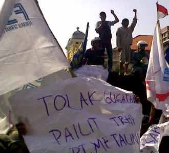 Buruh Geruduk Kantor Gubernur Buruh Geruduk Kantor Gubernur
