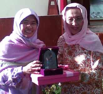 Herawati Boediono Berkerudung