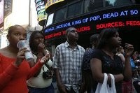 Ratusan Penggemar Jacko Menunggu di Depan RS