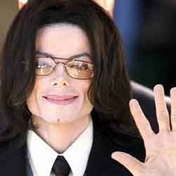 Ratusan Fans Tunggu Jasad Jacko di Rumah Sakit 