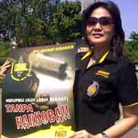 Peringati Hari Anti Narkoba, Granat Surabaya Bagi-bagi Bunga