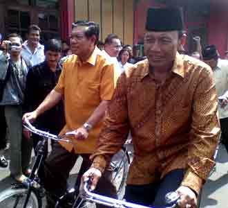 Wiranto Naik Sepeda Kejar Salat Jumat