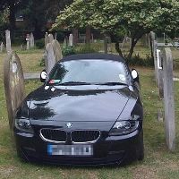 Kuburan pun Jadi Lahan Parkir