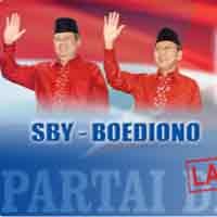 Berebut Kaos Bertulis Lanjutkan, Warga Lumajang Adu Dorong