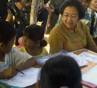 Megawati Kunjungi Sanggar Lukis