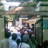 Makam Sunan Bungkul Dijubeli Peziarah