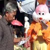 Sosialisasi Pilpres, Badut-badut Diterjunkan ke Pasar