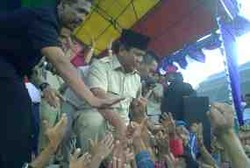 Prabowo Sapa Petani Tembakau di Kaki Gunung Kembar