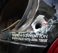 Polisi Tembak Mobil Perampok ATM