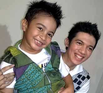 Irwansyah Nyanyi Bareng Umay