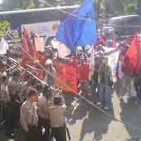 Giliran Kantor Gubernur Digeruduk Para Buruh