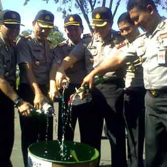 Ribuan Miras dan Narkoba Dimusnahkan