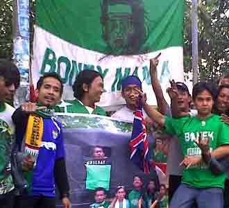 Bonek Hijaukan Bandung Bonek Hijaukan Bandung