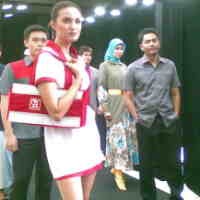 Model Cantik Berseragam Ramaikan Kantor Depperin