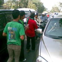 Bekal Nekat, Bonek Ngamen di Bandung