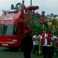Naik Bus Tingkat, Kepala Mega-Prabowo Nyaris Kena Beton Gerbang GBK
