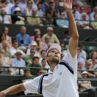 Federer Dinanti Servis Dahsyat si Raksasa