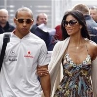 Hamilton Buat Scherzinger Serasa di Bulan