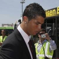Demi Ibu, Ronaldo Tendang Mobil Paparazzi