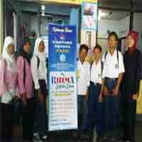 Siswa MTs Al Huda Belajar Bahasa Inggris 