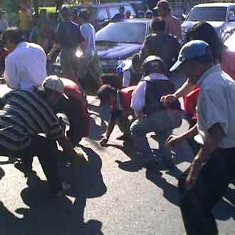 Warga Berebut Benda Diduga Emas