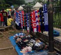 Pedagang di Depan Museum Geologi Dulang Untung