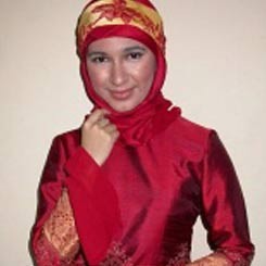 Muak Lihat Artis Munafik & Hura-hura, Puput Novel Berjilbab