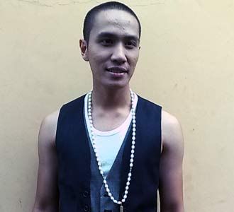 Ressa Herlambang & Kalung Putih