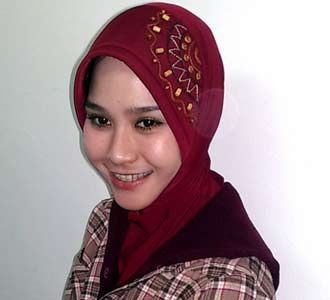 Zaskia Berjilbab Merah