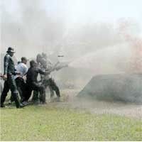 Koarmatim Latih Karyawan Bank Mengendalikan Kebakaran