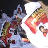 Poster Mega-Prabowo Dibakar Pengunjuk Rasa