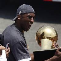 Kobe Bertahan di Lakers