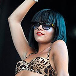 Manggung, Lily Allen Pamer Underwear