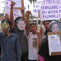 Mahasiswa Tuntut 3 Capres Penuhi Tugu Rakyat