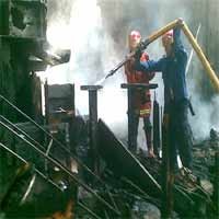 Api Masih Menyala, 2 Mobil PMK Kembali Lakukan Pemadaman