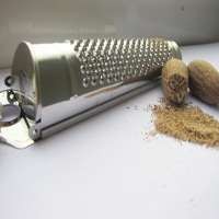 Siapa Bilang Memarut Biji Pala Sulit?