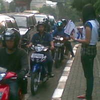 Hari Terakhir Kampanye, Tim Sukses SBY-Boediono Bagikan Atribut