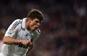 Benzema Lepas, Huntelaar Dikejar